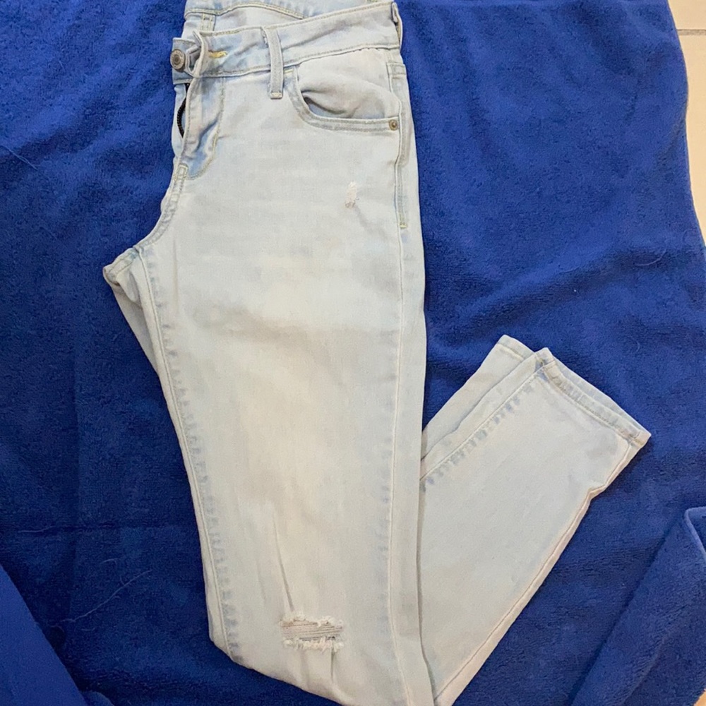Old Navy | short mid-rise |distressed jeans| light blue | size 6 - Picture 3 of 11